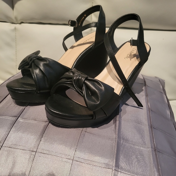 Brand New Le Chateau Bow Wedge Heel. SZ 38 - Picture 1 of 4